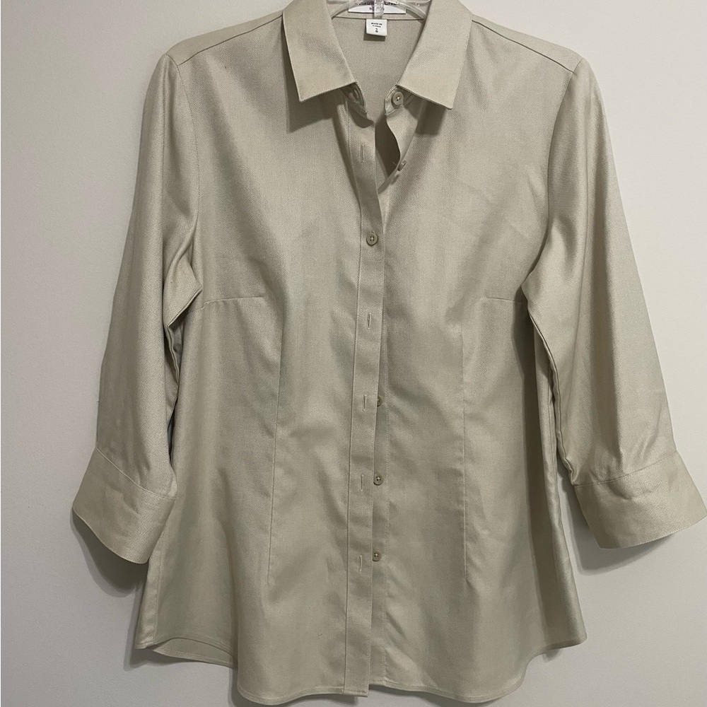 Cold Water Creek~~Beige Button-Up Shirt‎ Size 8~Small
Office Wear